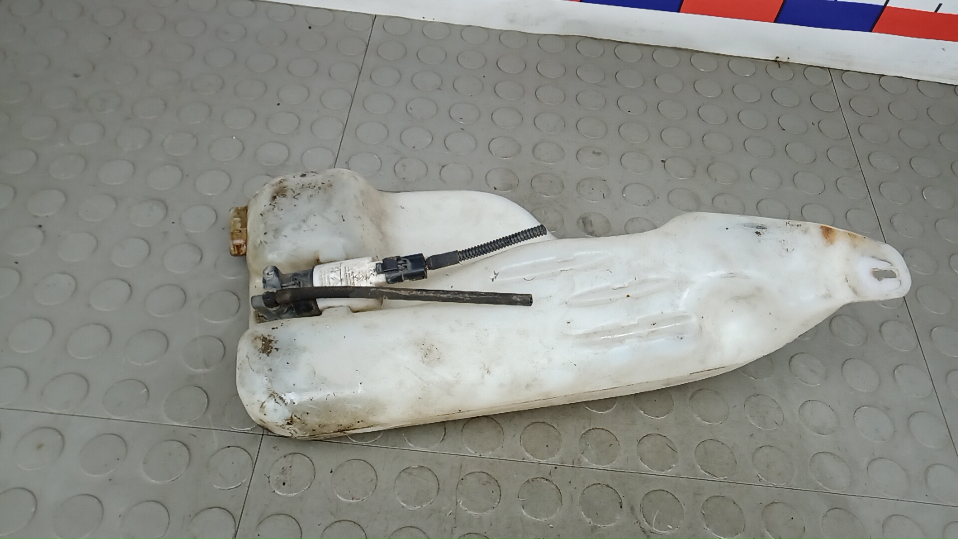 Бачок омывателя лобового стекла