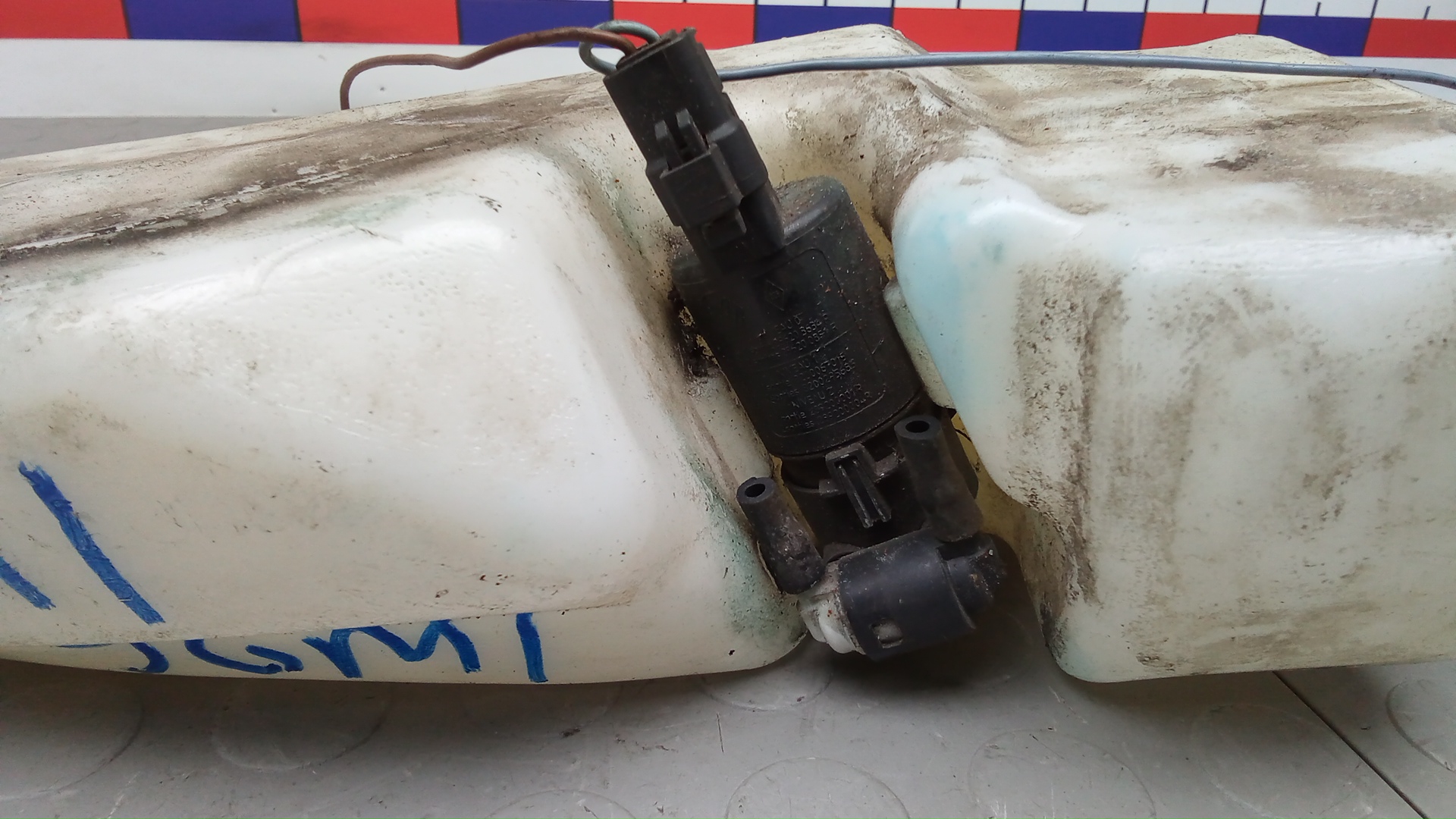 Бачок омывателя лобового стекла