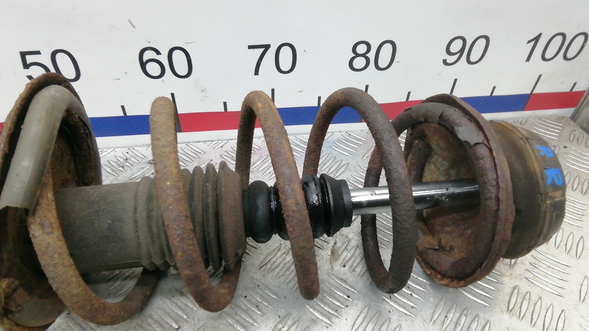 Амортизатор передний правый