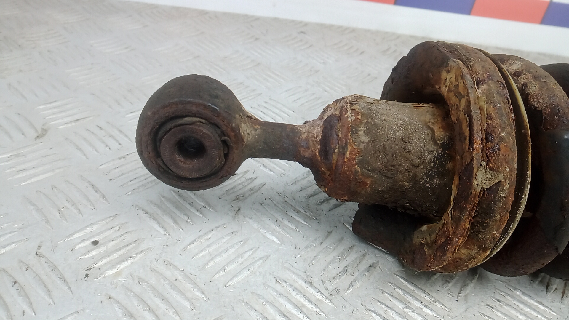 Амортизатор передний правый