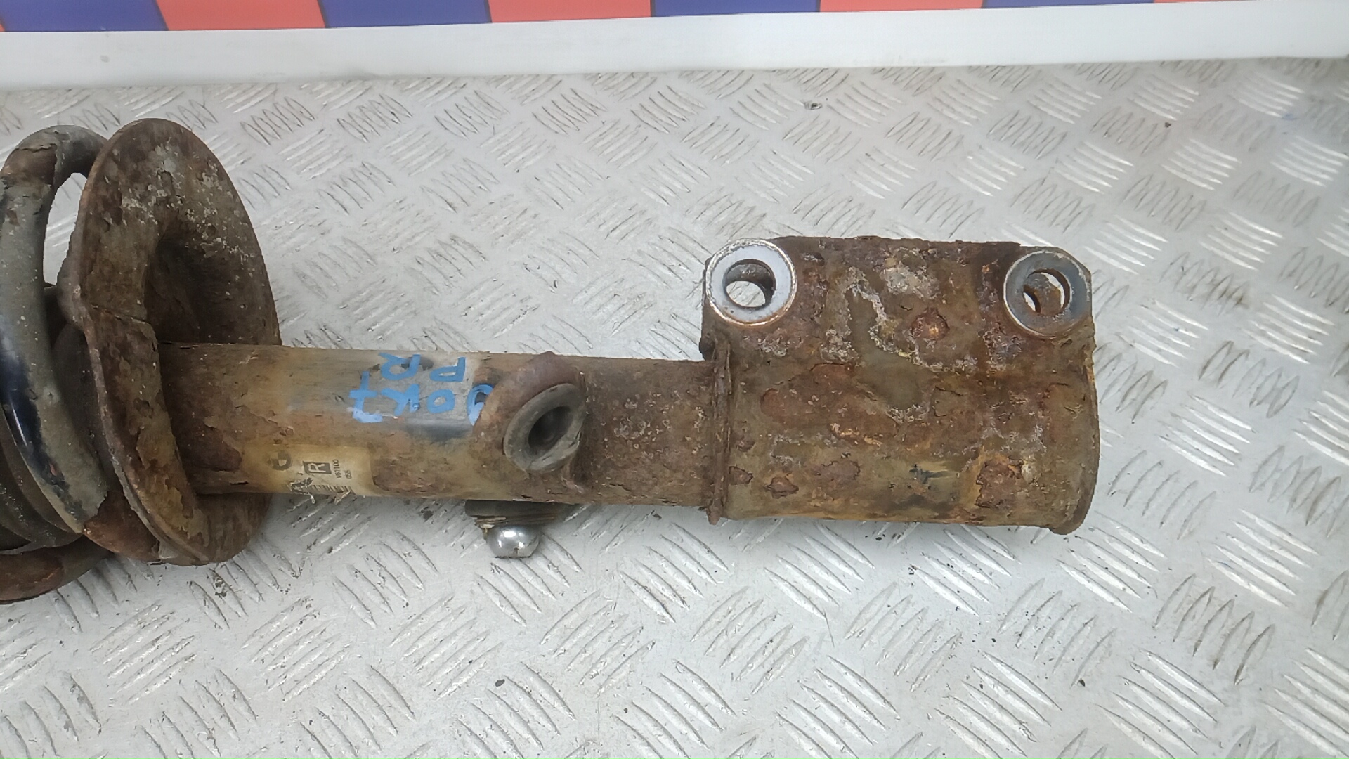 Амортизатор передний правый