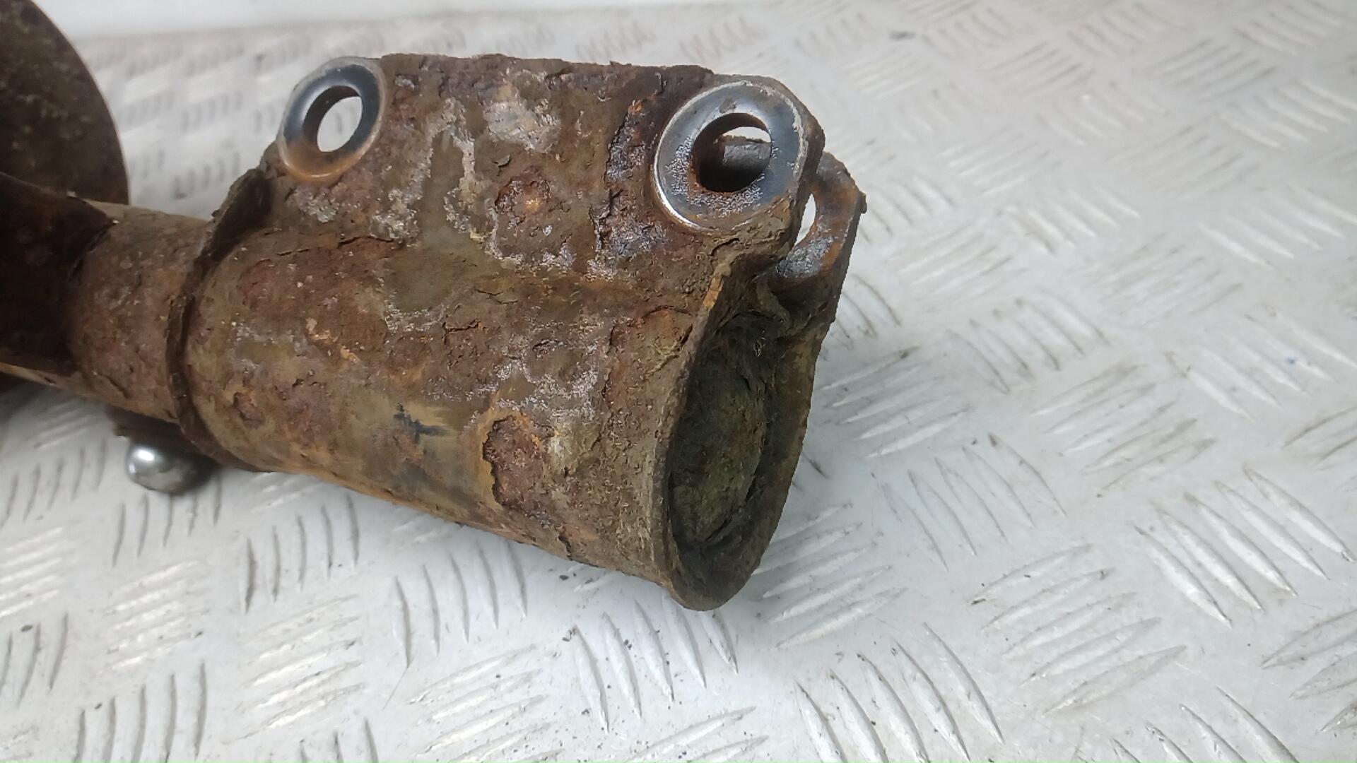 Амортизатор передний правый