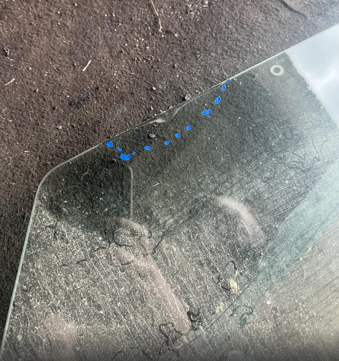 Стекло двери передней левой