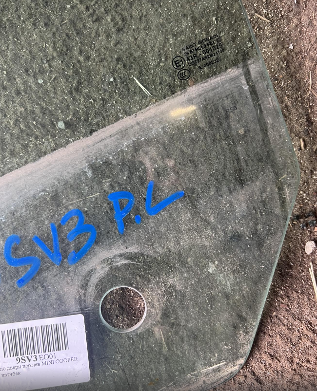 Стекло двери передней левой