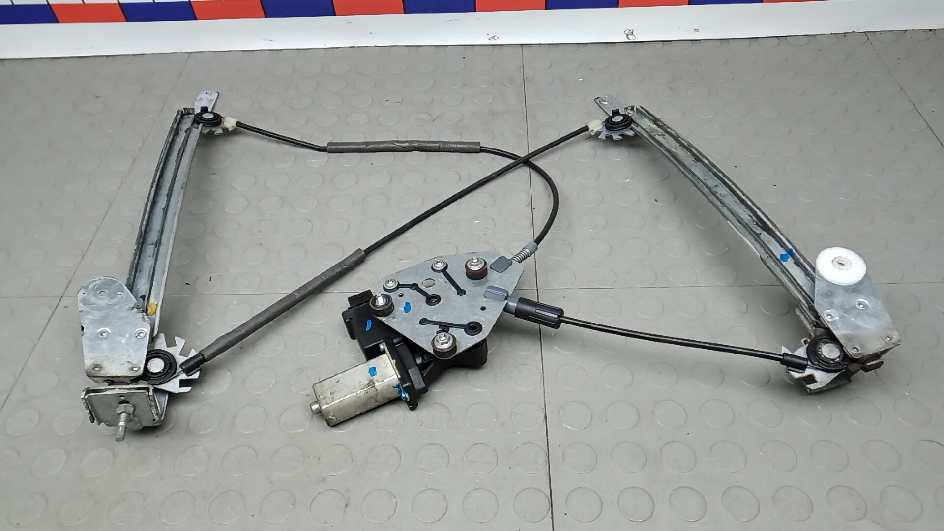 Стеклоподъемник электр. передний правый