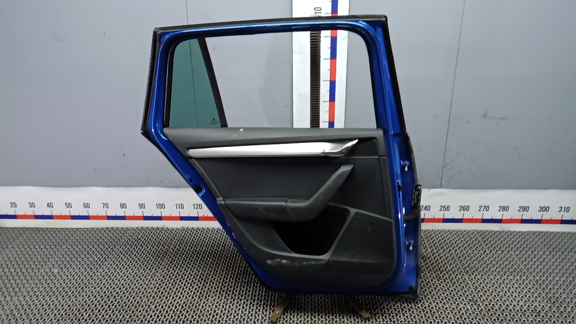 Дверь задняя левая