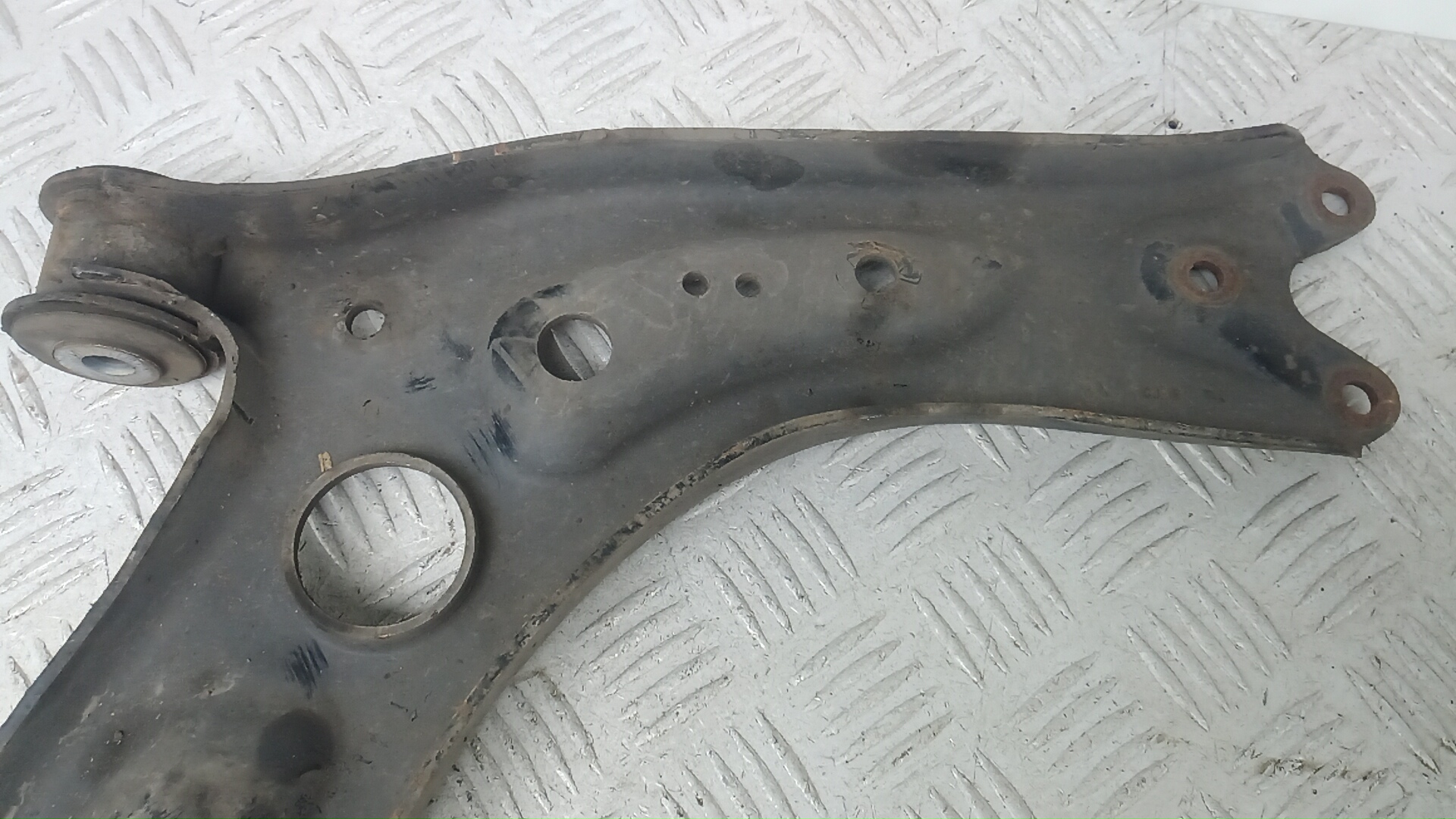 Рычаг передний нижний правый