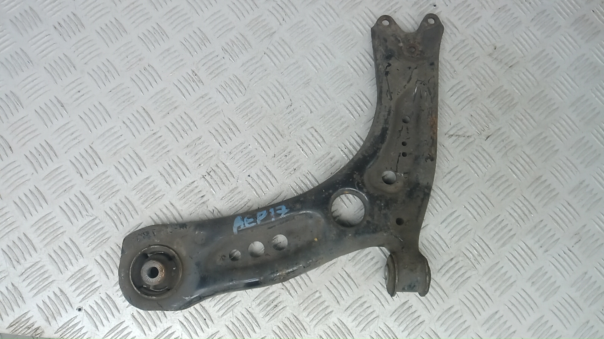 Рычаг передний нижний правый