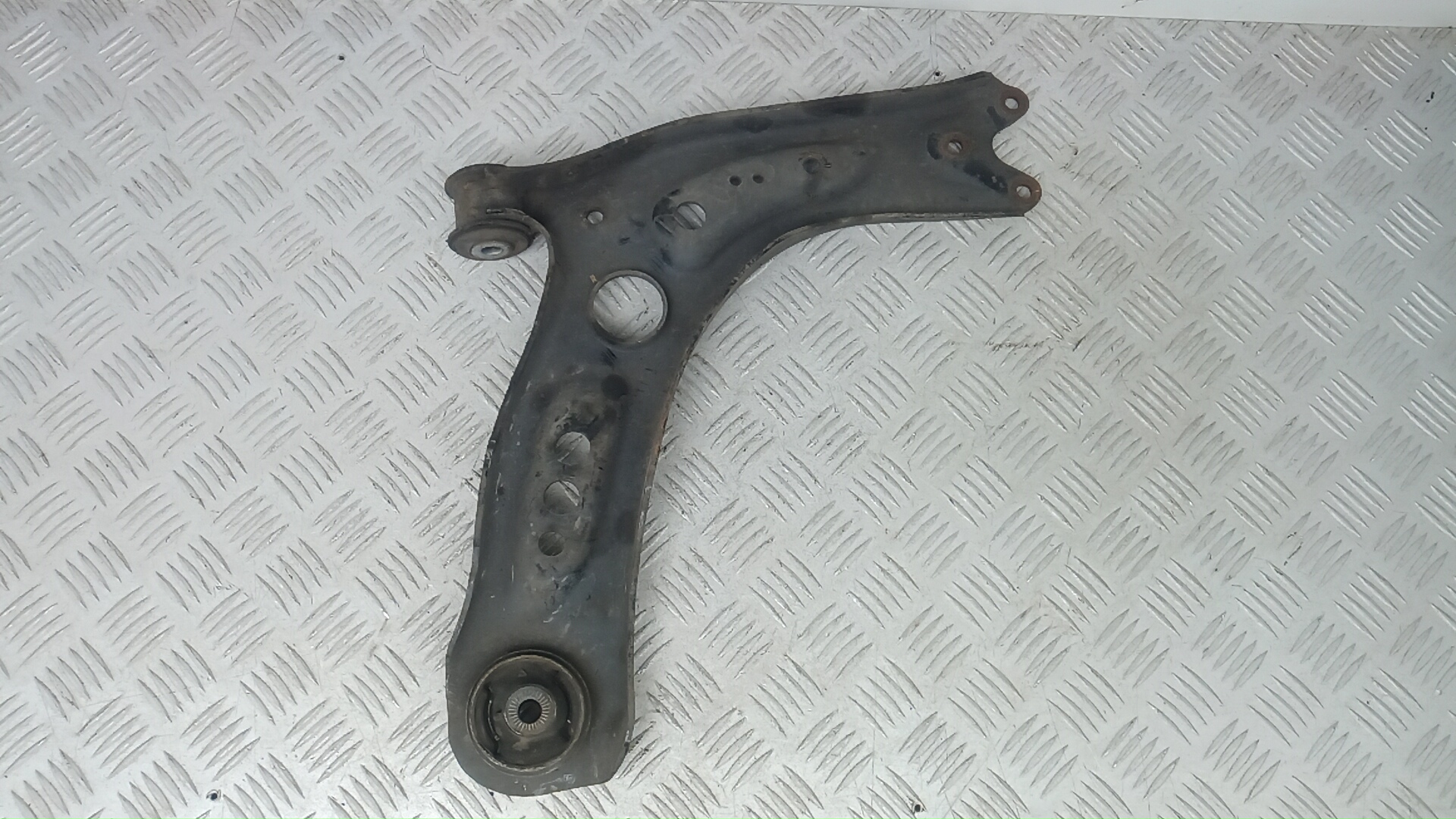 Рычаг передний нижний правый