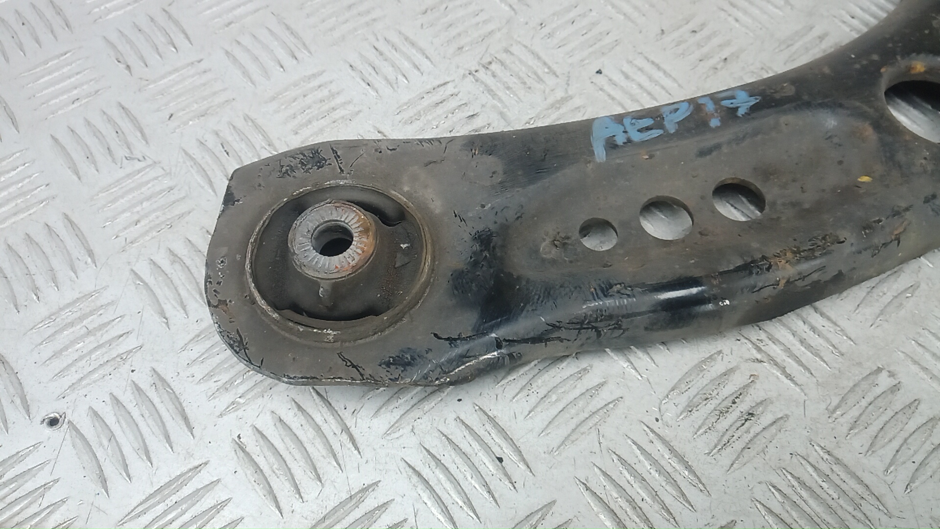 Рычаг передний нижний правый