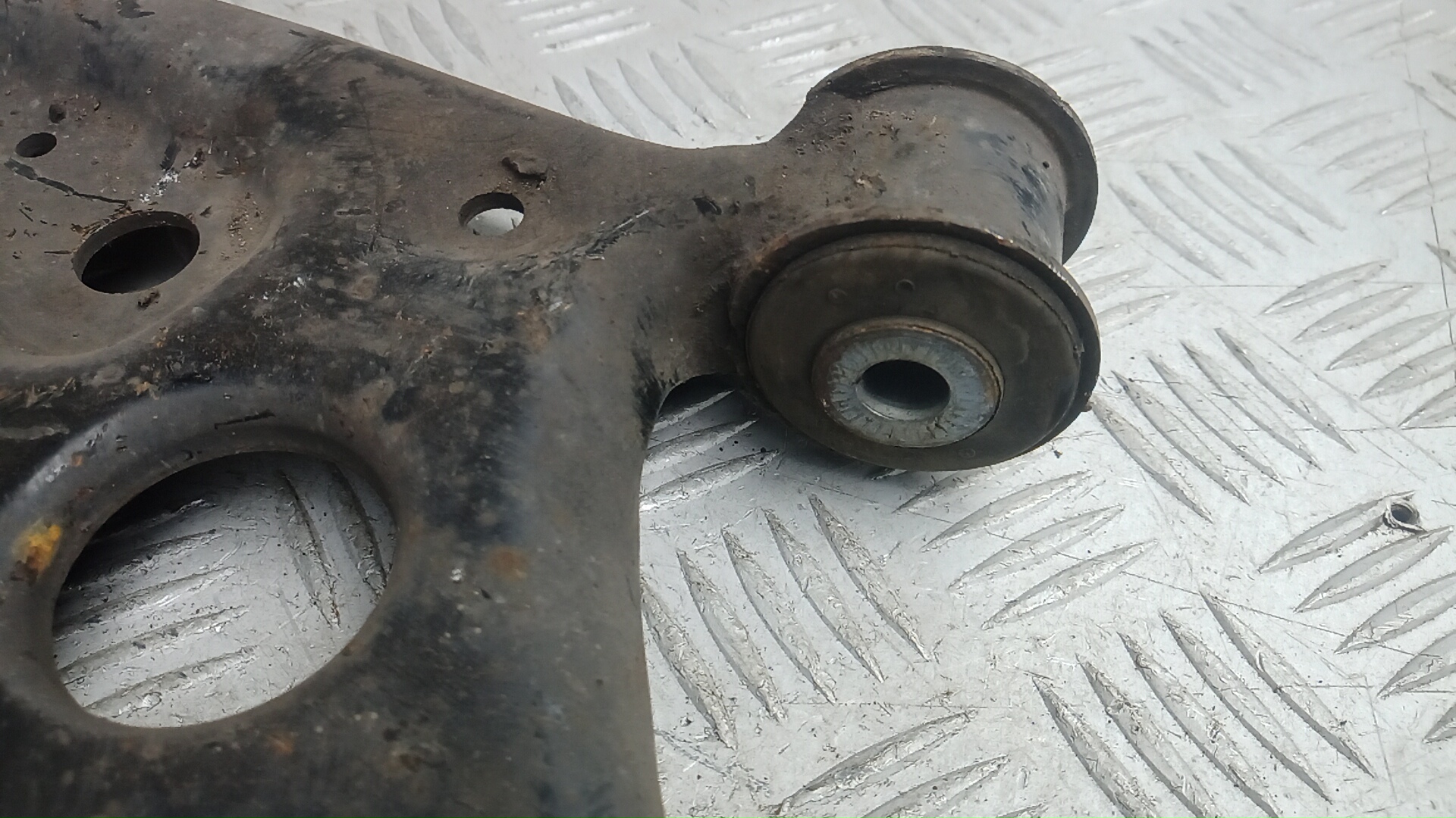 Рычаг передний нижний правый