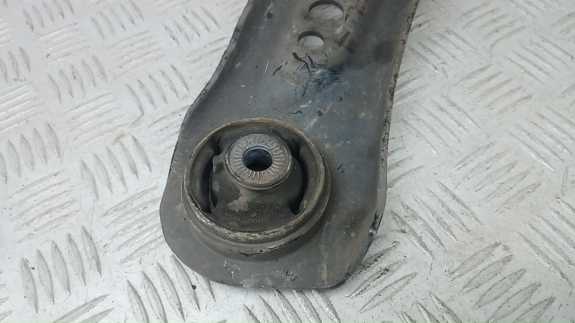 Рычаг передний нижний правый