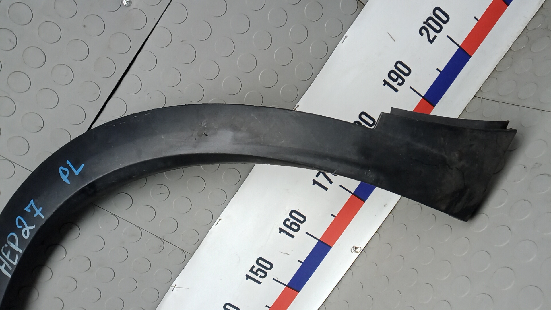 Накладка переднего крыла левого