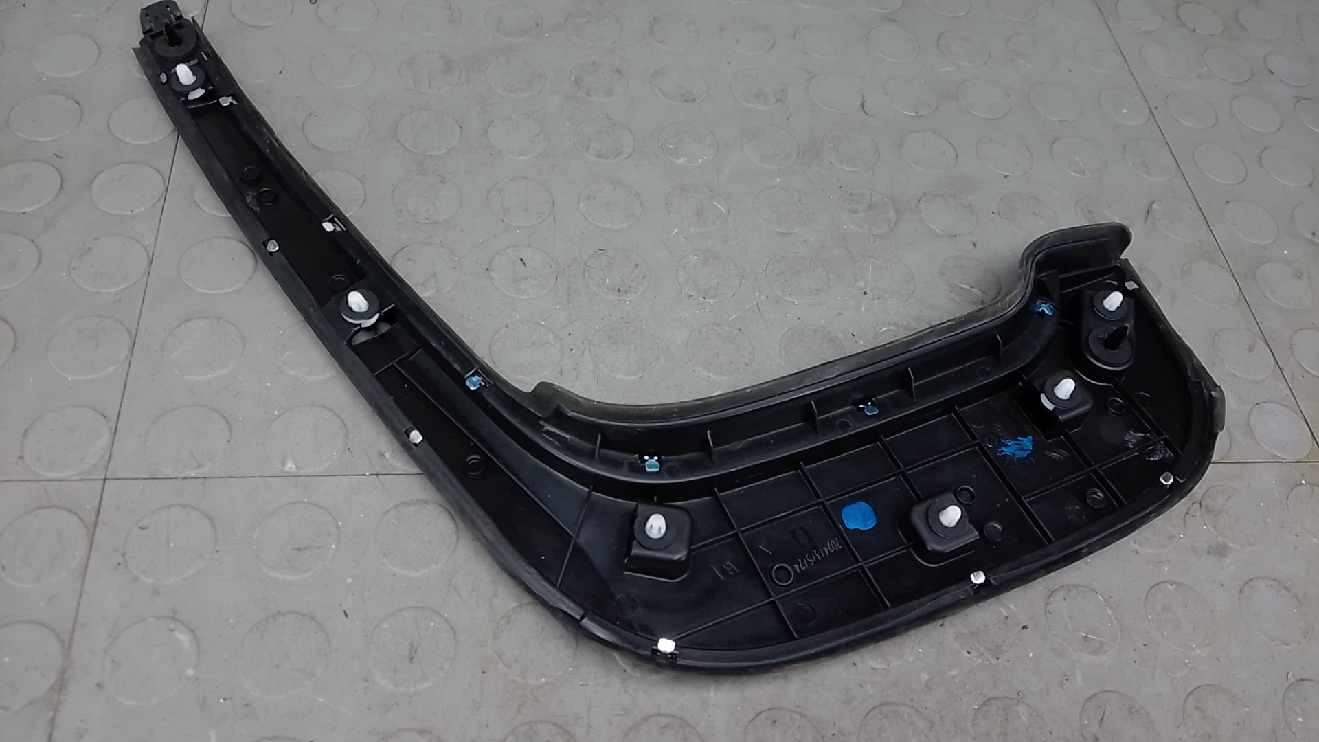 Накладка заднего крыла левого