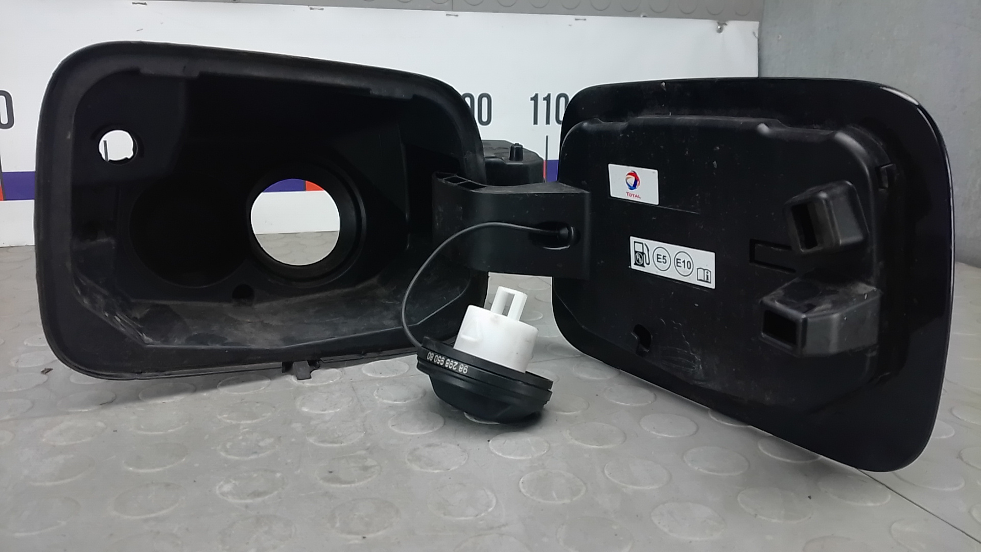 Лючок бензобака