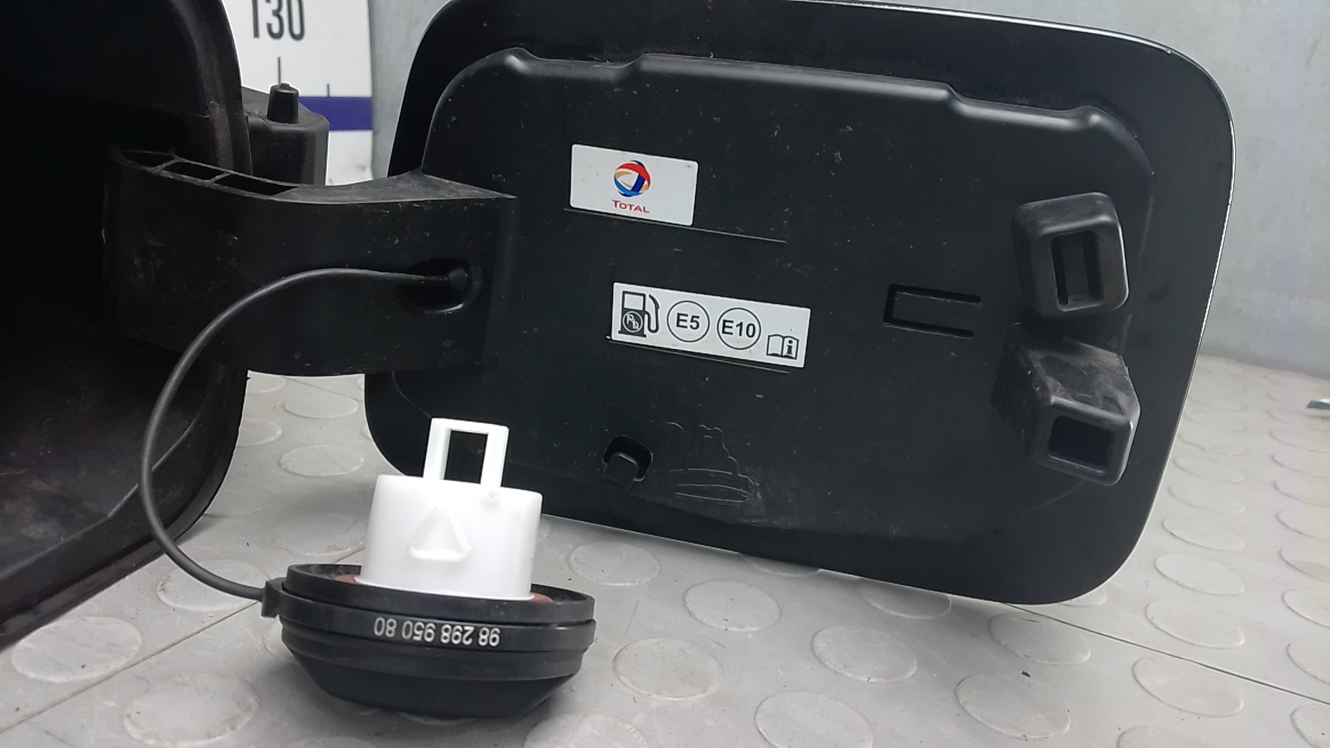 Лючок бензобака