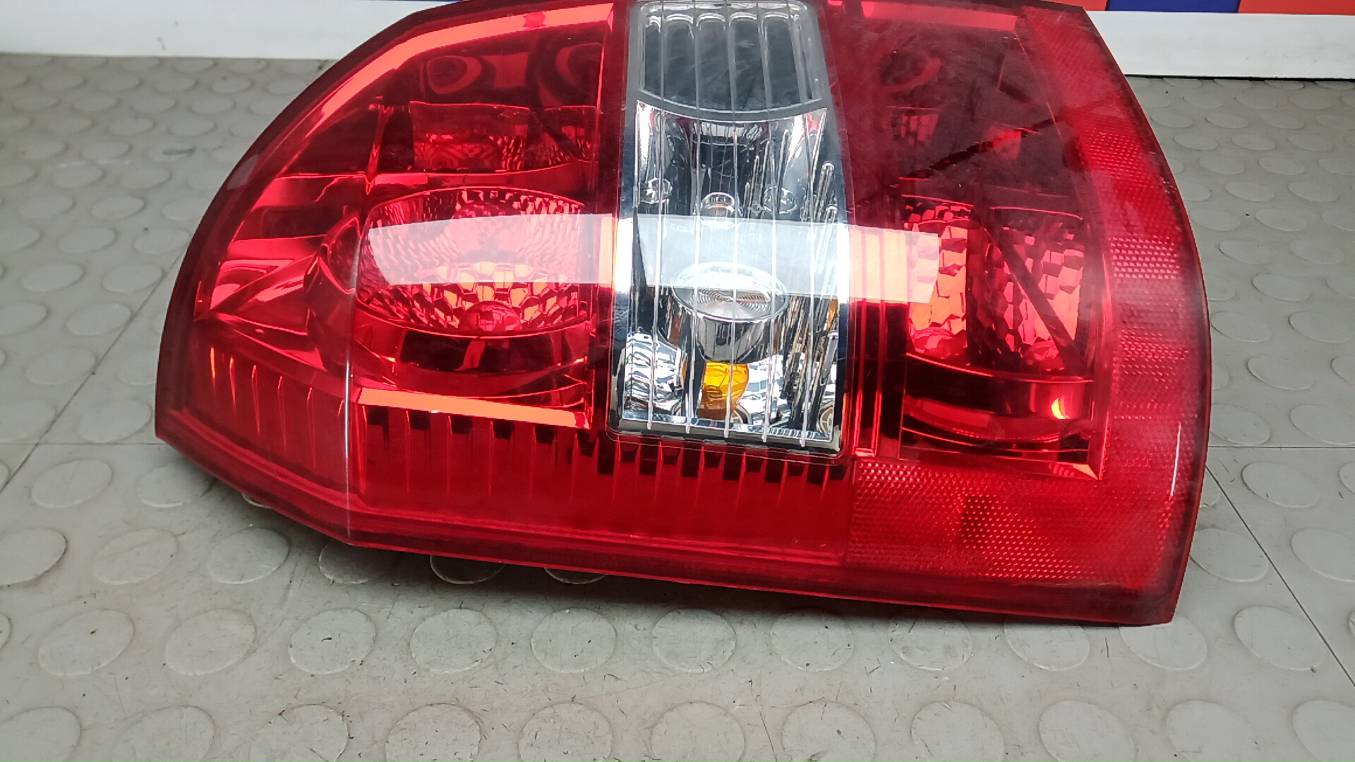 Фонарь задний левый