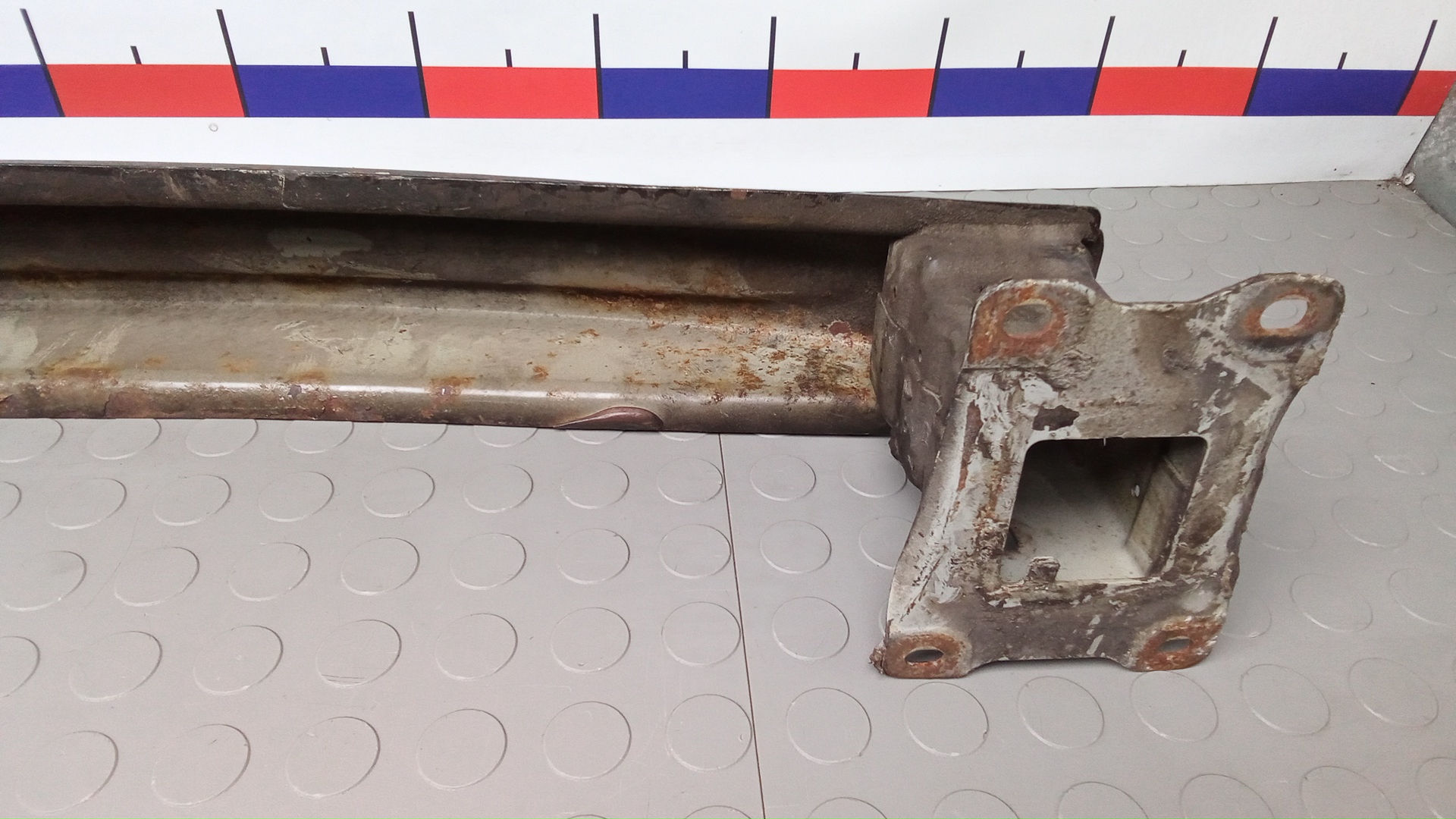 Усилитель заднего бампера