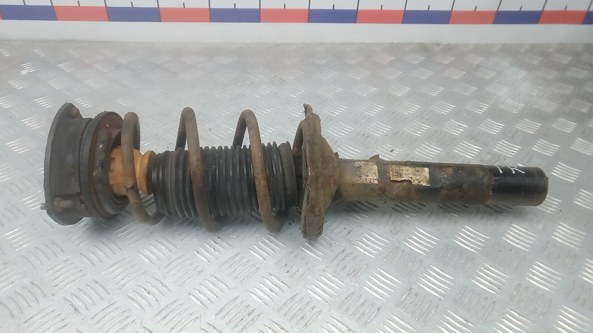 Амортизатор передний правый