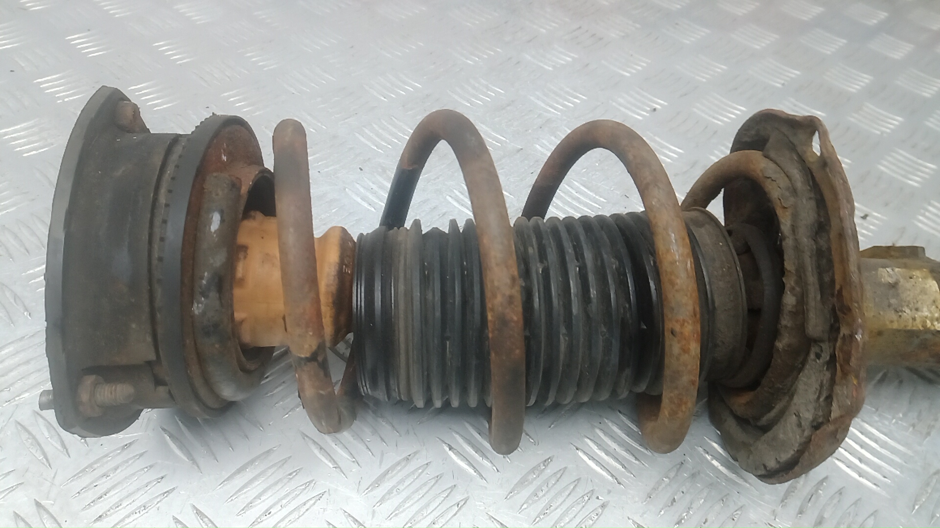 Амортизатор передний правый