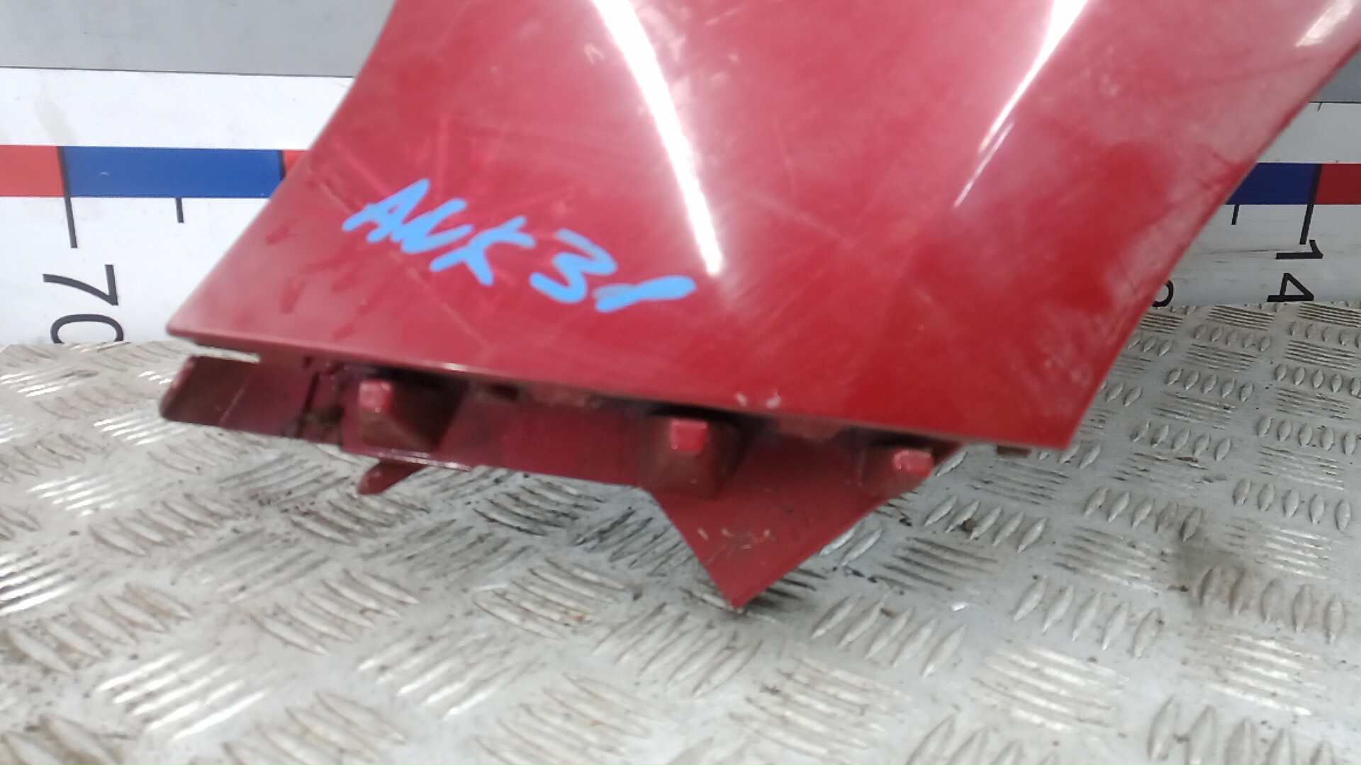 Крыло переднее левое