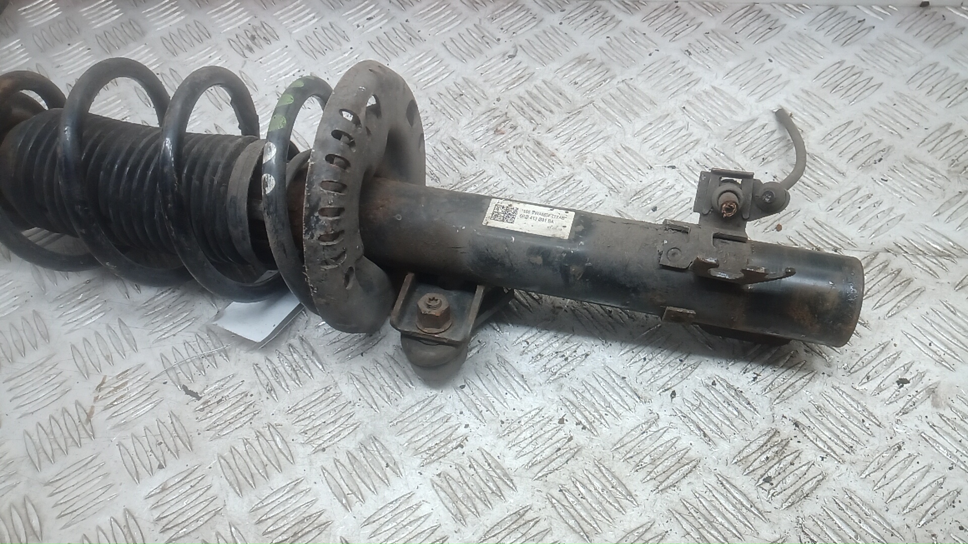 Амортизатор передний левый