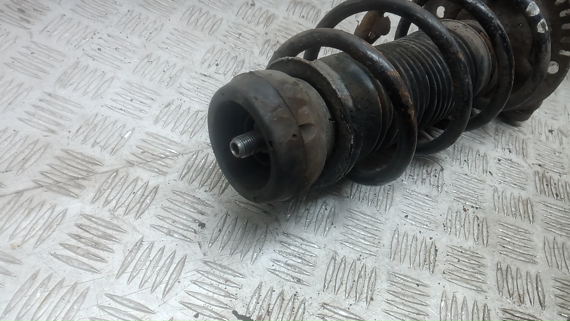 Амортизатор передний левый