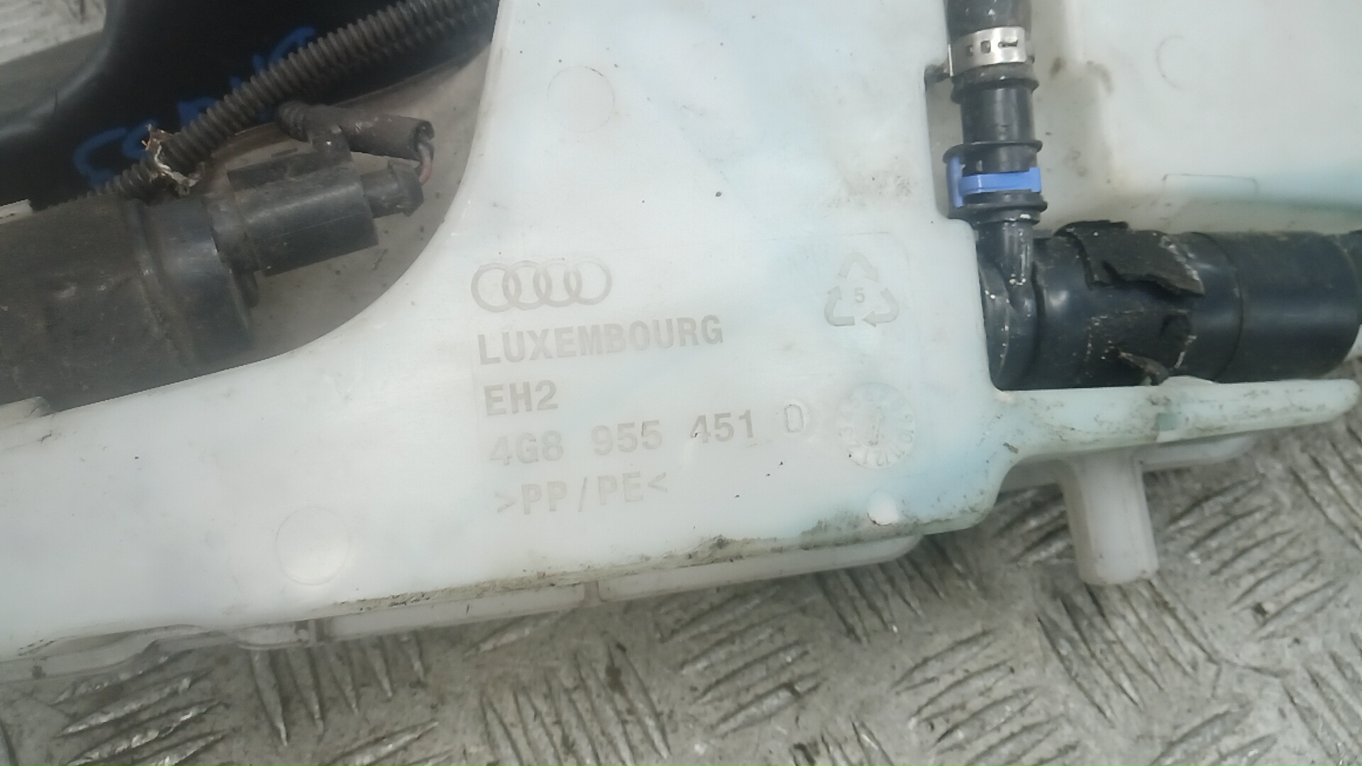 Бачок омывателя лобового стекла