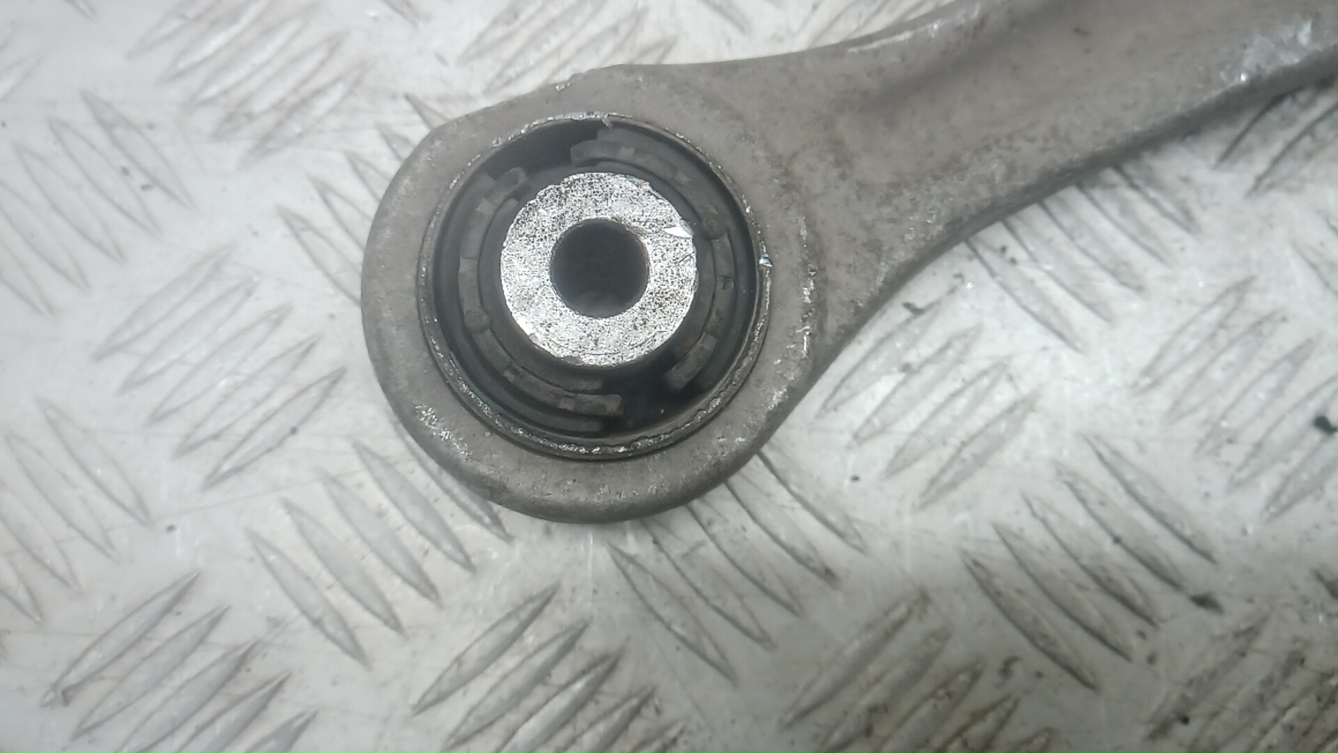 Рычаг передний нижний правый