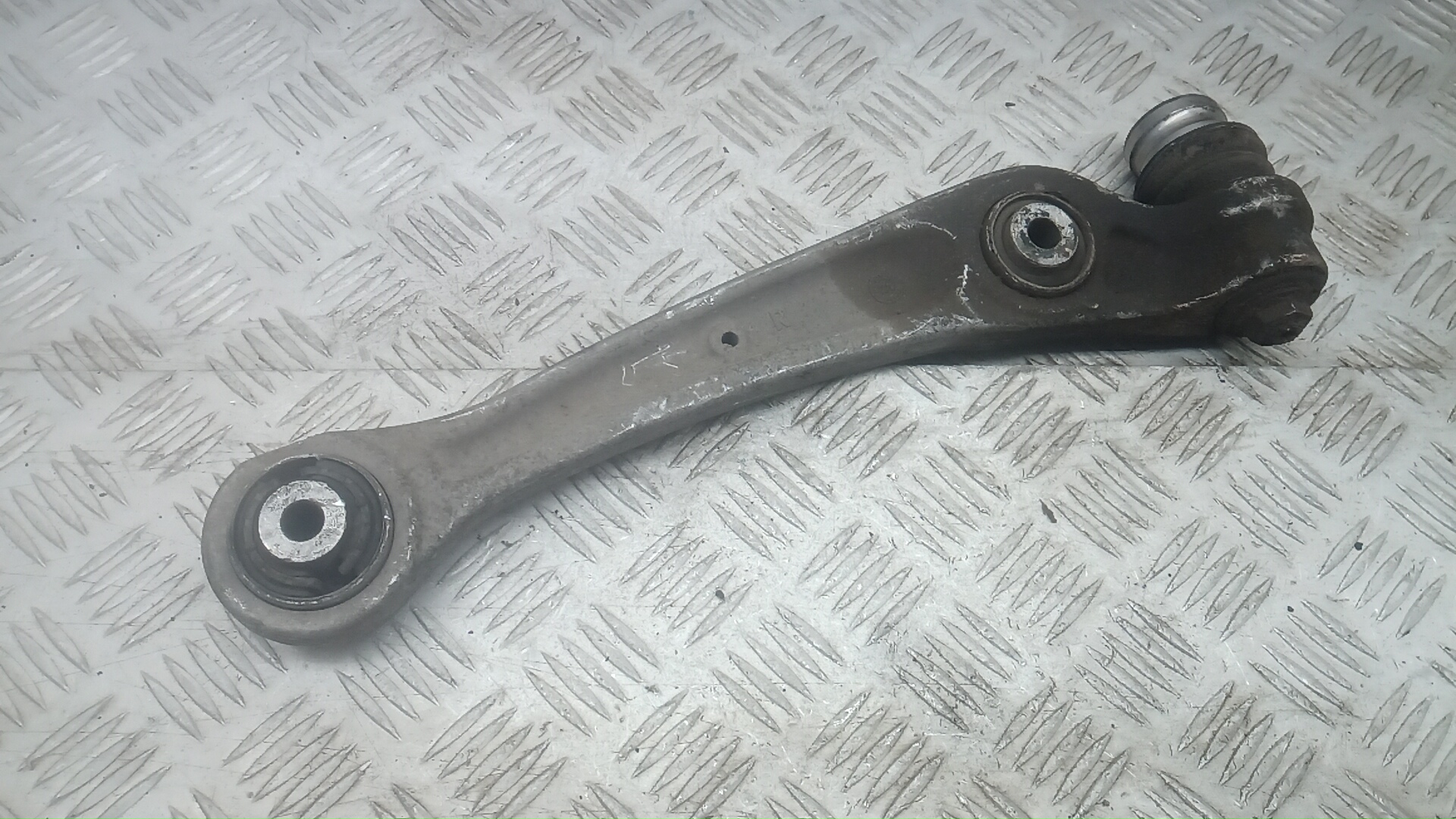 Рычаг передний нижний правый