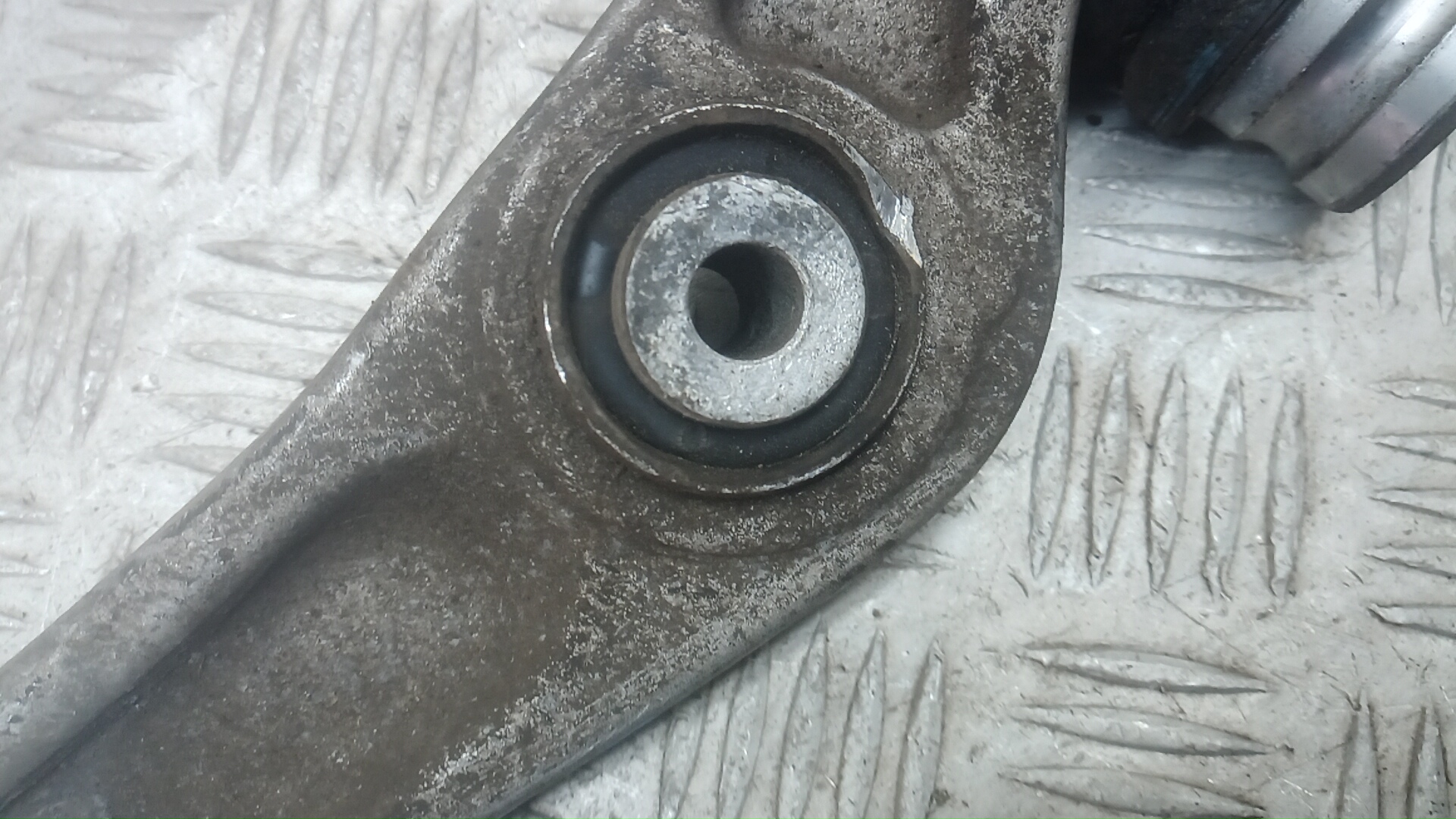 Рычаг передний нижний правый