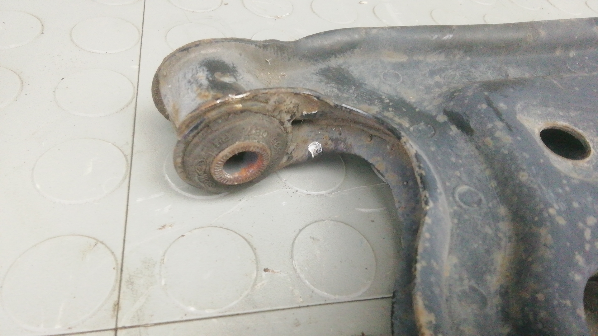 Рычаг передний нижний левый