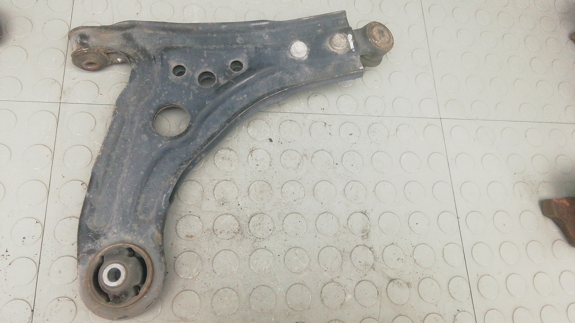 Рычаг передний нижний левый