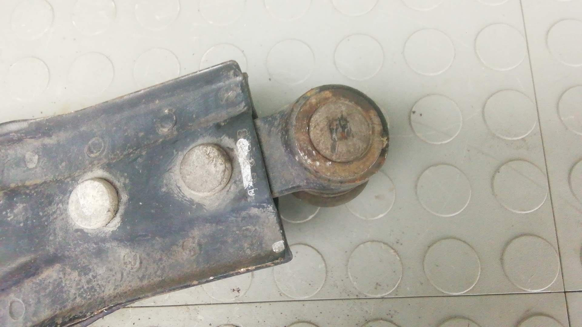 Рычаг передний нижний левый