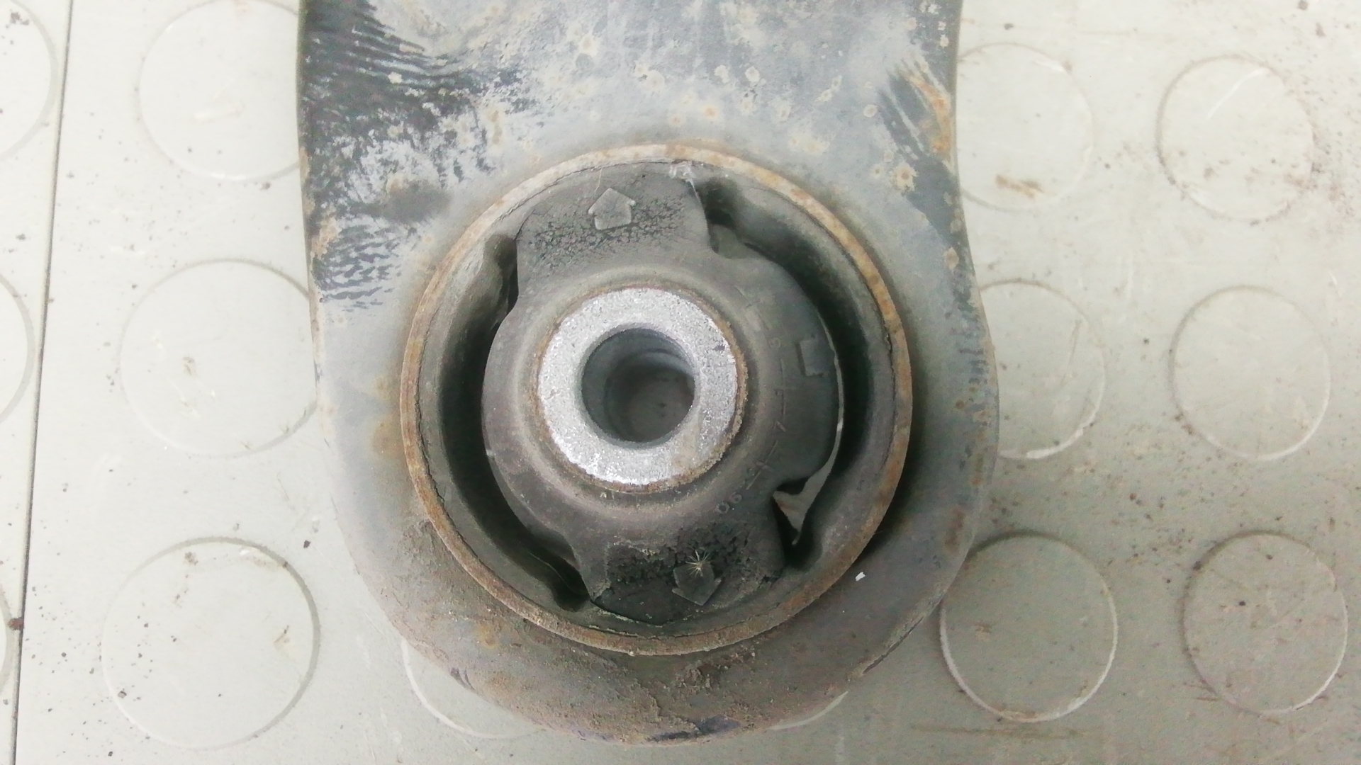 Рычаг передний нижний левый