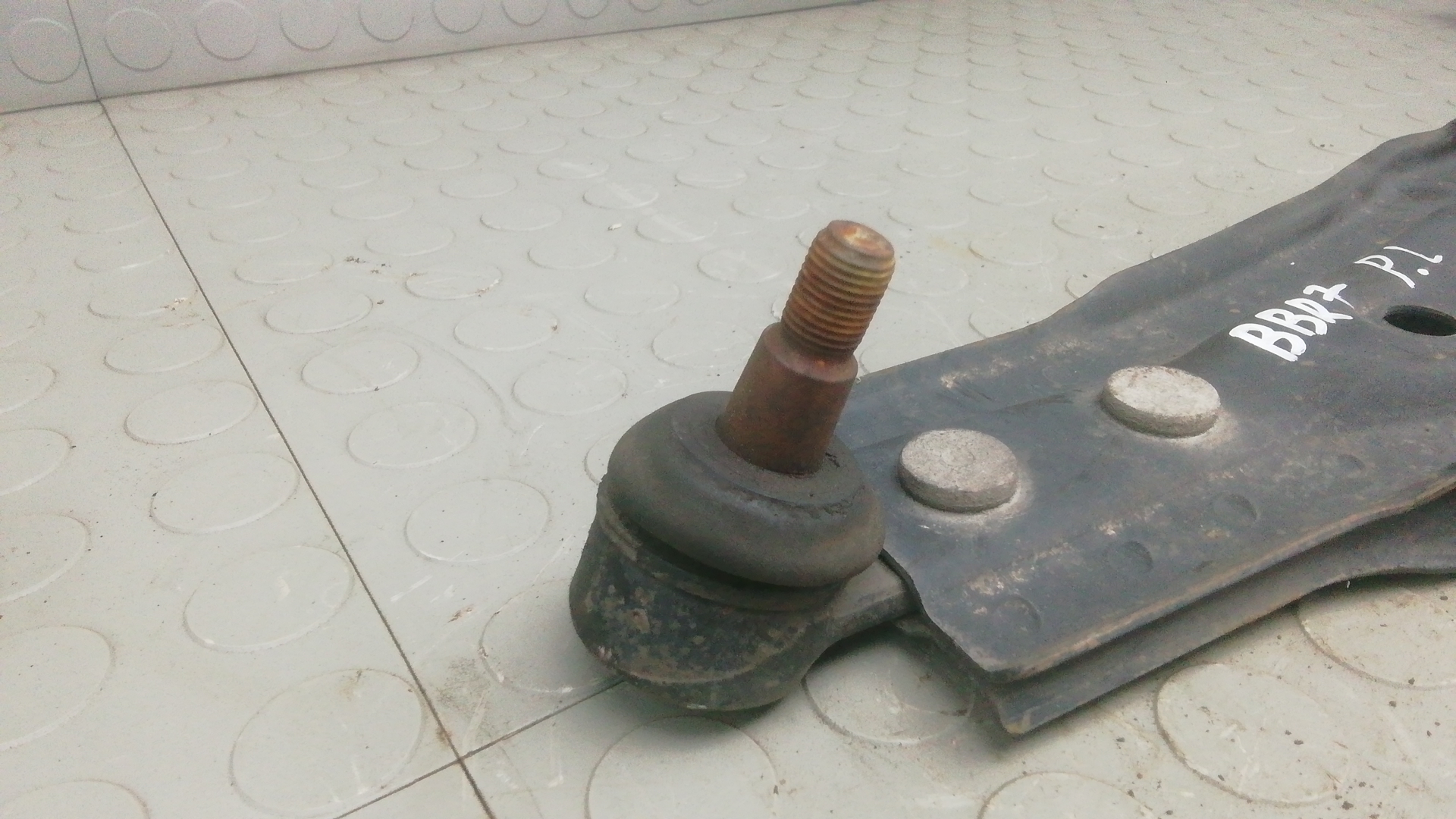 Рычаг передний нижний левый