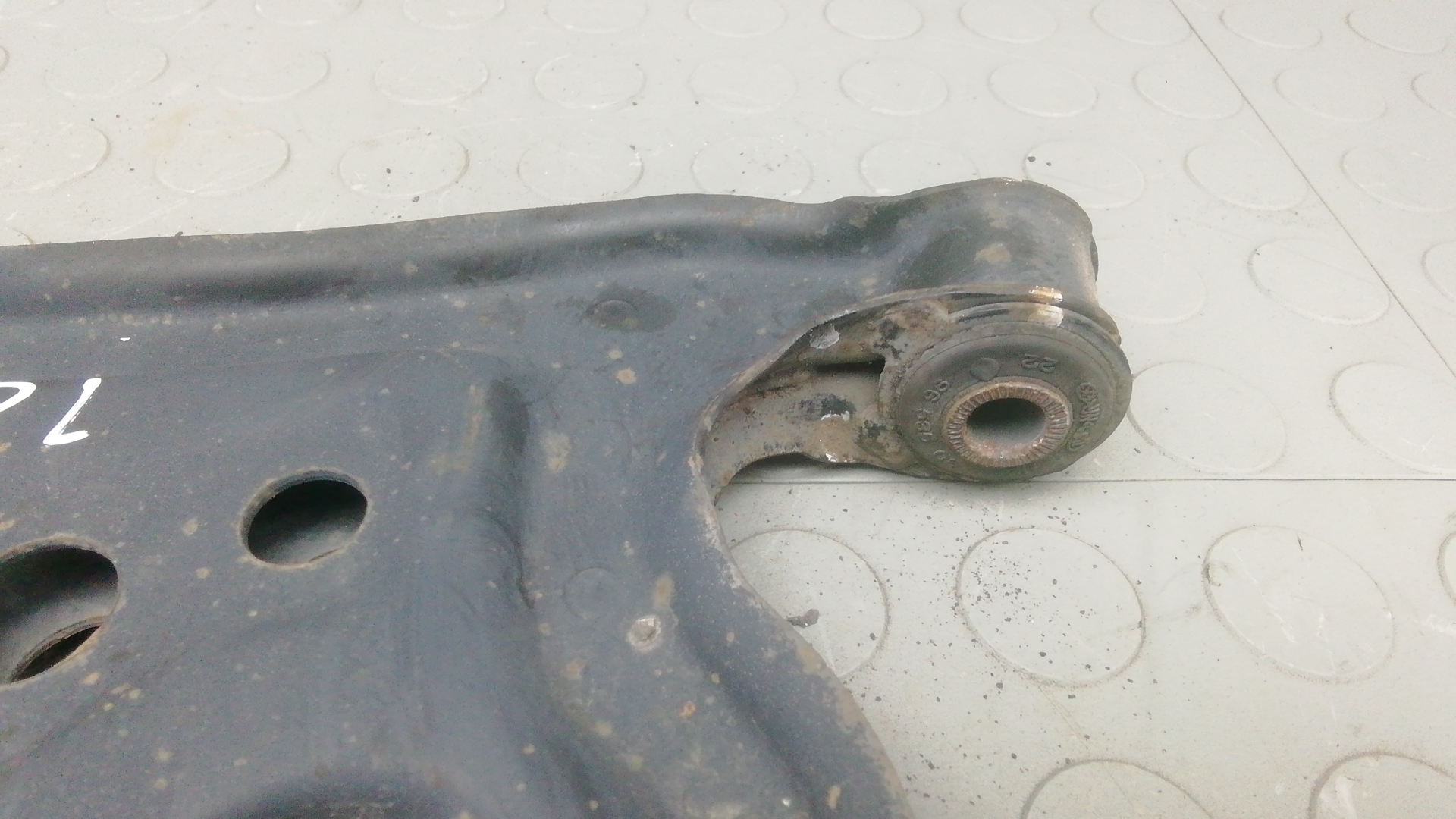 Рычаг передний нижний левый