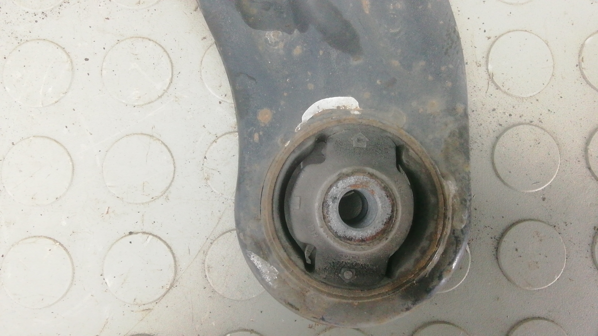 Рычаг передний нижний левый