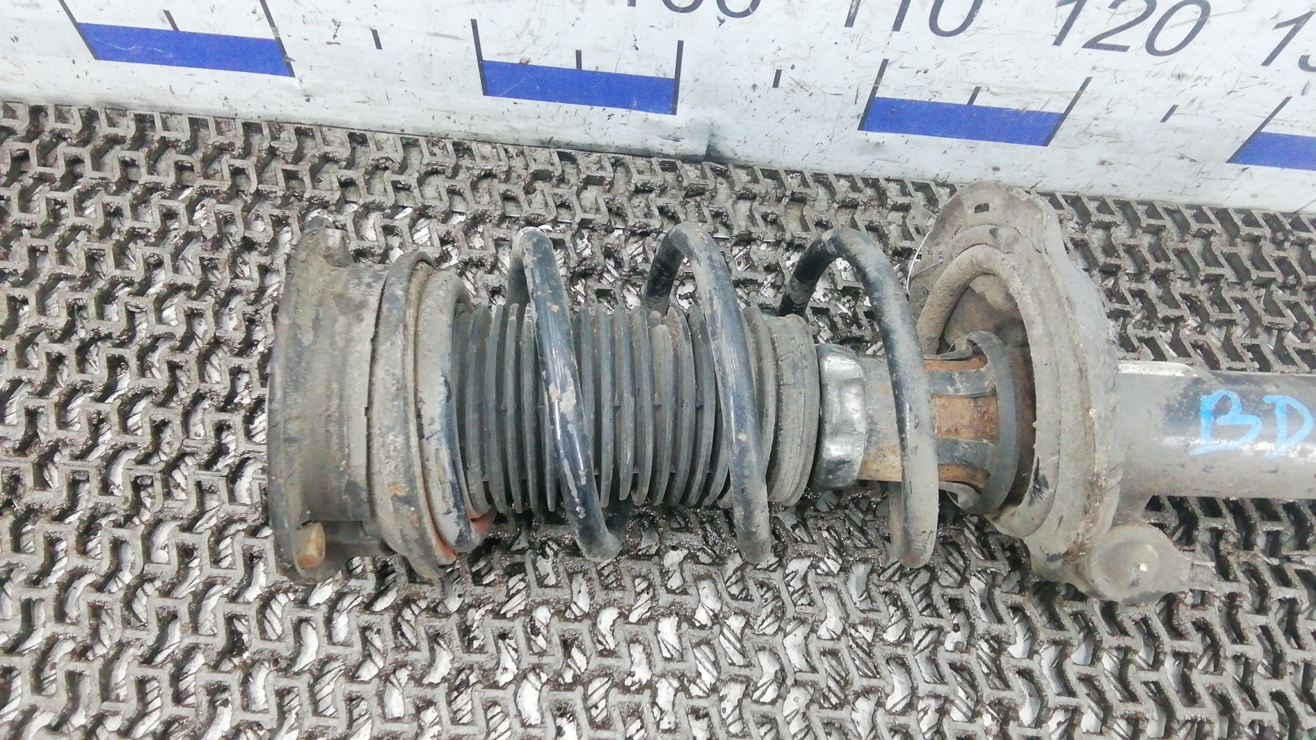 Амортизатор передний левый