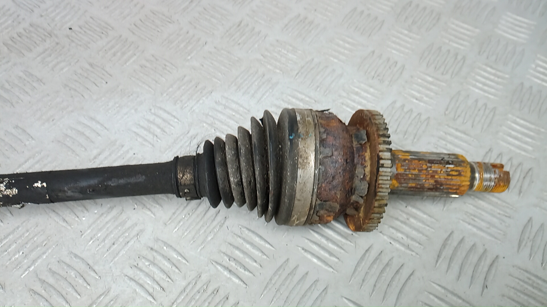 Полуось задняя левая