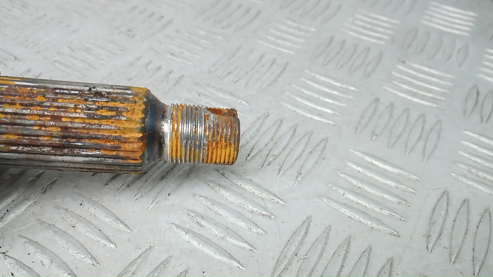 Полуось задняя левая