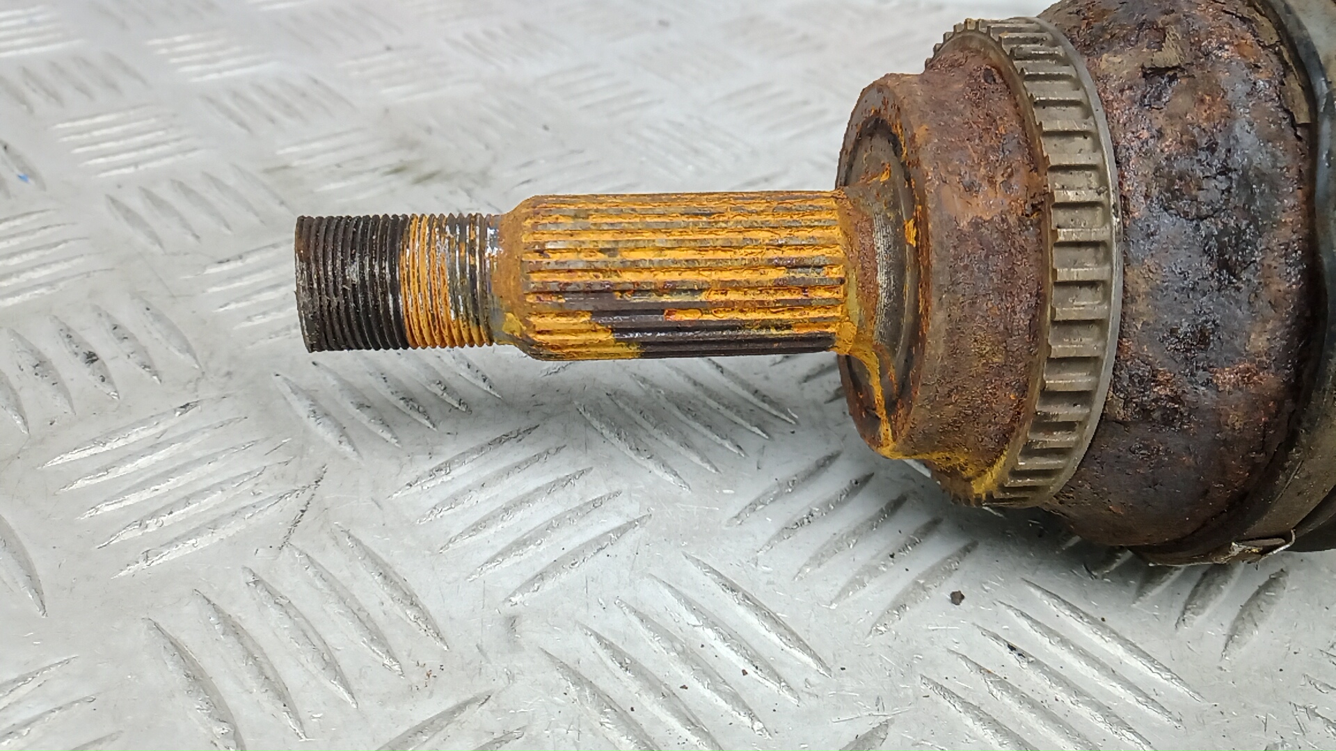 Полуось передняя левая