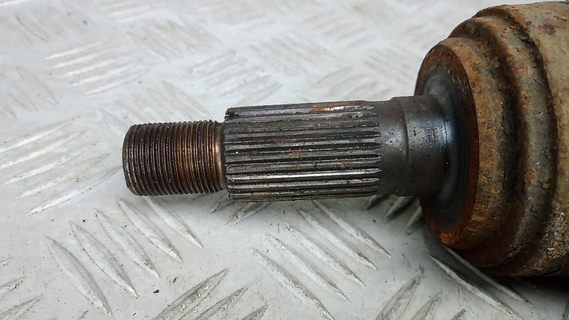 Полуось передняя левая