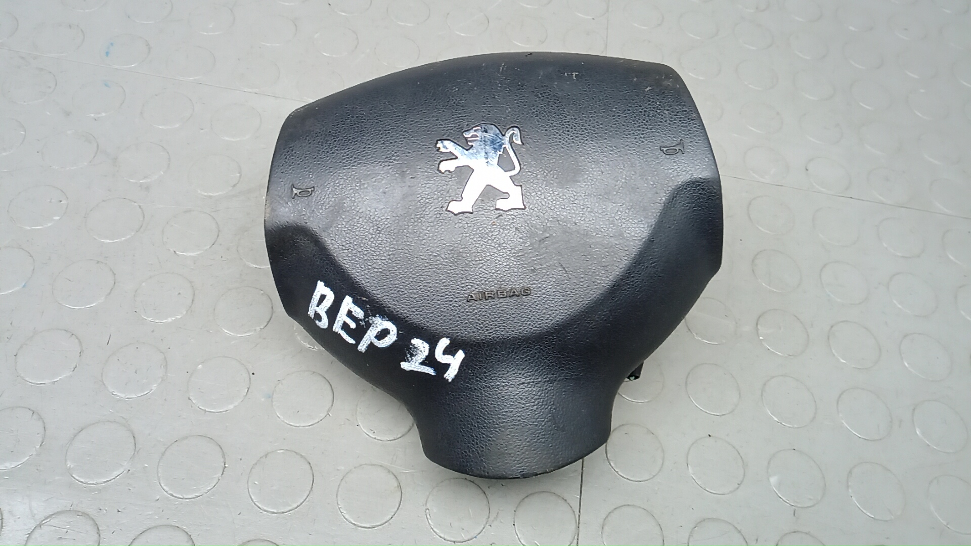 Подушка безопасности в рулевое колесо