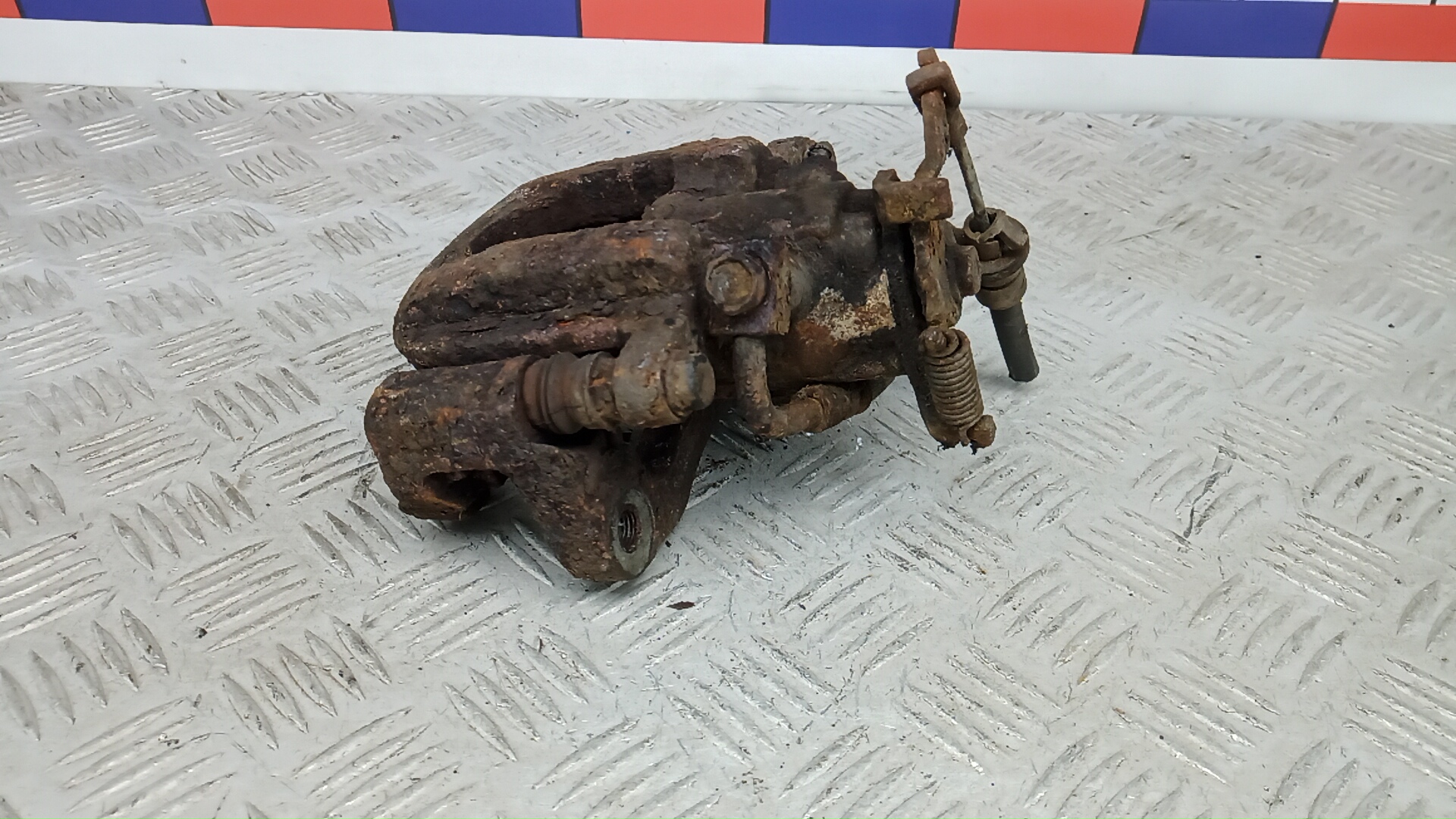 Суппорт задний левый