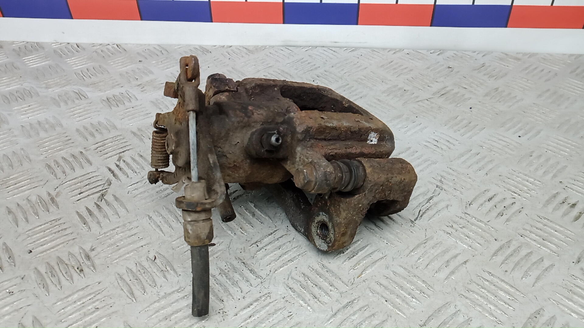 Суппорт задний левый