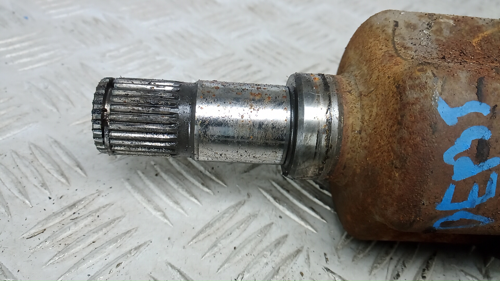 Полуось передняя левая