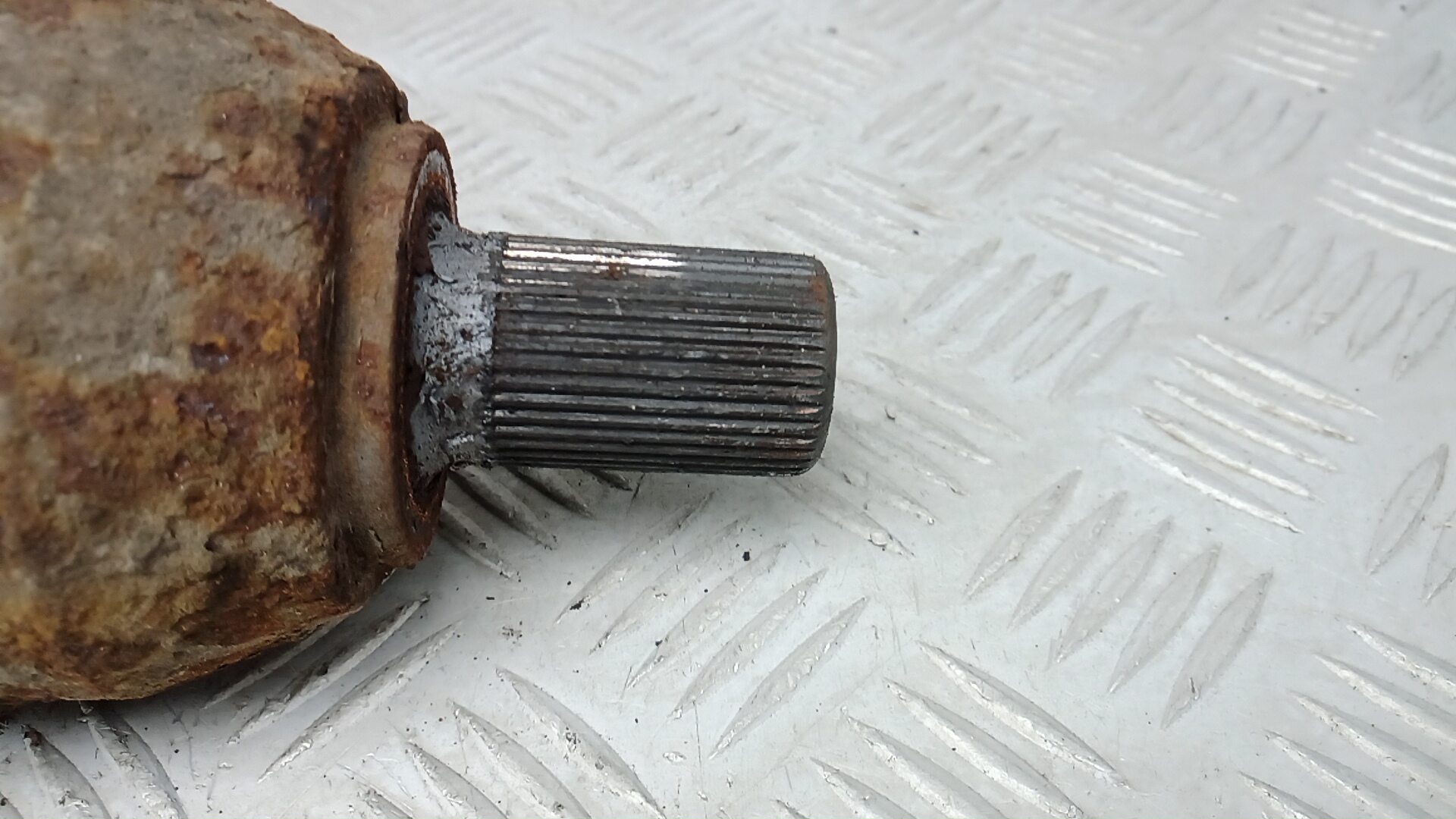 Полуось передняя левая