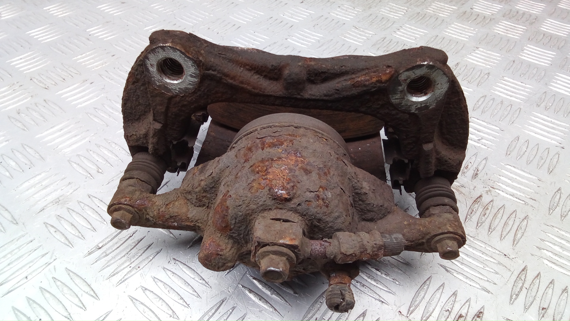 Суппорт передний левый