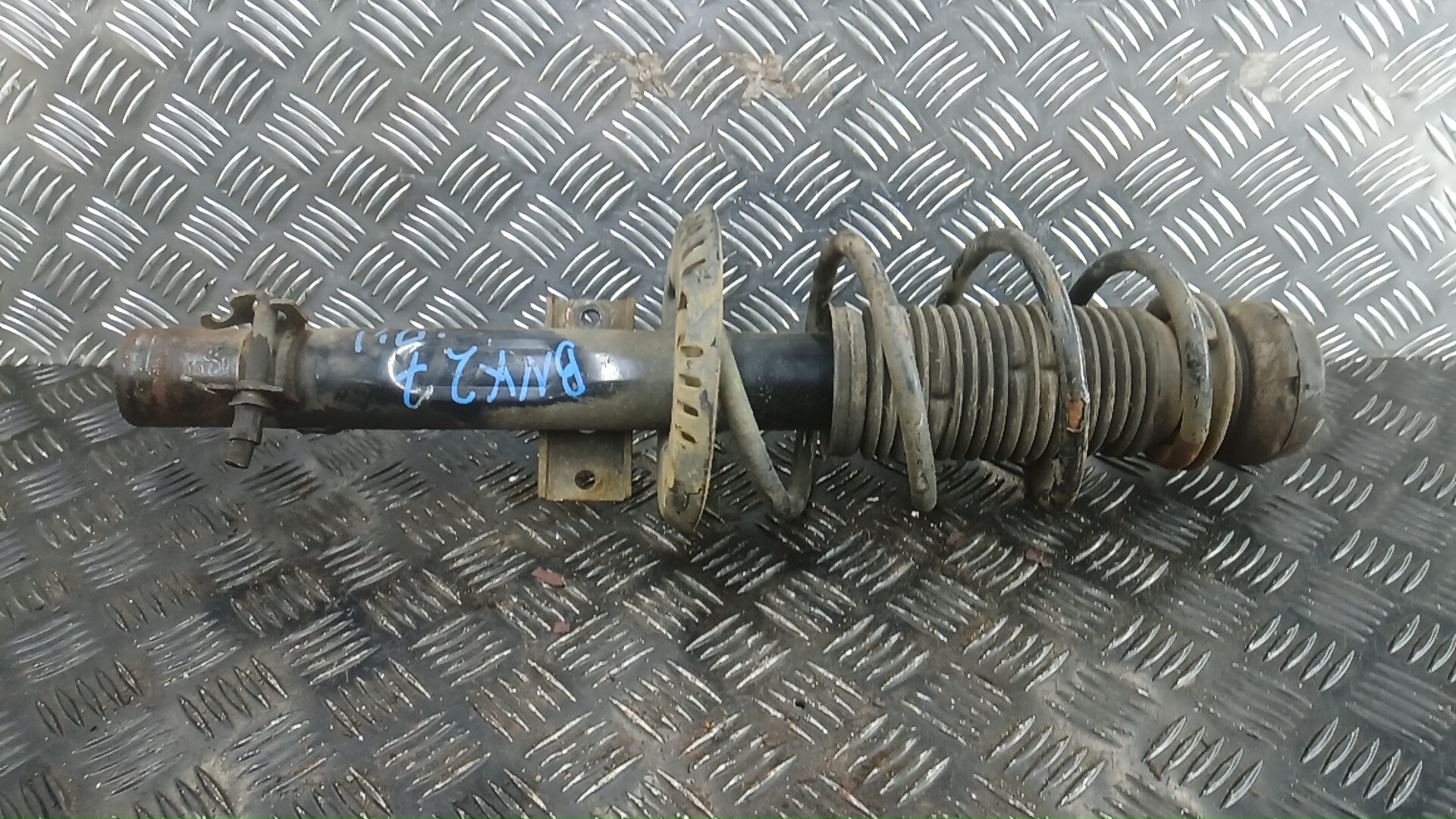 Амортизатор передний левый